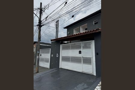 Casa à venda com 155m², 2 quartos e 2 vagas Casa à venda com 155m², 2 quartos e 2 vagasFachada