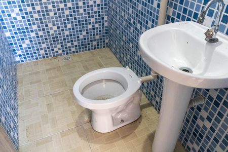 Banheiro de kitnet/studio para alugar com 1 quarto, 30m² em Guaratiba, Rio de Janeiro