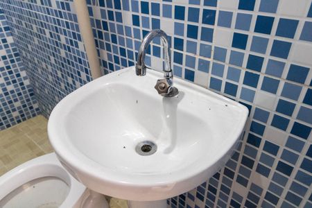 Banheiro de kitnet/studio para alugar com 1 quarto, 30m² em Guaratiba, Rio de Janeiro