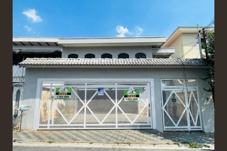 Casa à venda com 340m², 3 quartos e 4 vagas Casa à venda com 340m², 3 quartos e 4 vagasPlaca instalada na fachada do imóvel