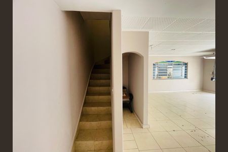 Casa à venda com 340m², 3 quartos e 4 vagas Casa à venda com 340m², 3 quartos e 4 vagasEscada acesso garagem