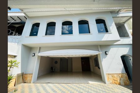 Casa à venda com 340m², 3 quartos e 4 vagas Casa à venda com 340m², 3 quartos e 4 vagasGaragem