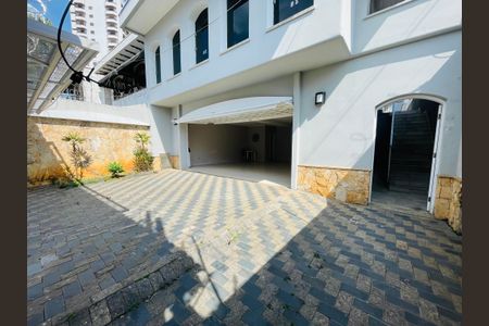 Casa à venda com 340m², 3 quartos e 4 vagas Casa à venda com 340m², 3 quartos e 4 vagasGaragem
