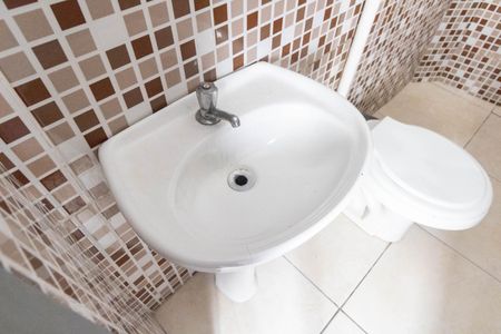 Banheiro Social de kitnet/studio para alugar com 1 quarto, 30m² em Guaratiba, Rio de Janeiro