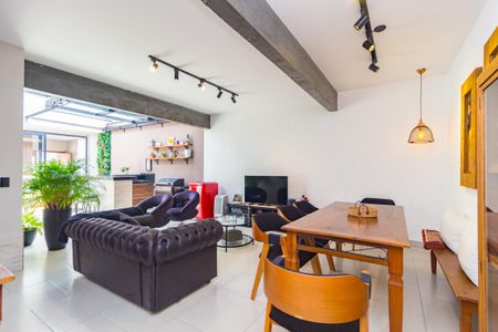 Casa à venda com 240m², 2 quartos e 3 vagas Casa à venda com 240m², 2 quartos e 3 vagasEspaço Gourmet