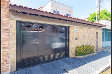 Casa à venda com 240m², 2 quartos e 3 vagas Casa à venda com 240m², 2 quartos e 3 vagasFachada