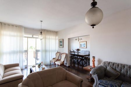 Casa à venda com 239m², 4 quartos e 4 vagas Casa à venda com 239m², 4 quartos e 4 vagasSala