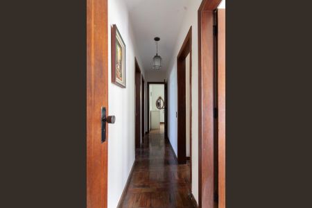 Casa à venda com 239m², 4 quartos e 4 vagas Casa à venda com 239m², 4 quartos e 4 vagasCorredor