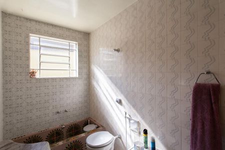 Casa à venda com 239m², 4 quartos e 4 vagas Casa à venda com 239m², 4 quartos e 4 vagasBanheiro Social