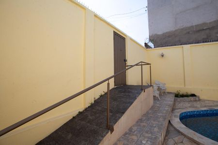 Casa à venda com 239m², 4 quartos e 4 vagas Casa à venda com 239m², 4 quartos e 4 vagasEntrada Outra Rua