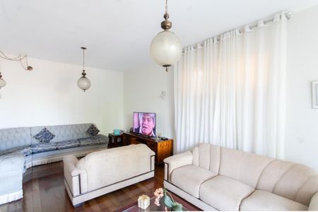 Casa à venda com 239m², 4 quartos e 4 vagas Casa à venda com 239m², 4 quartos e 4 vagasSala