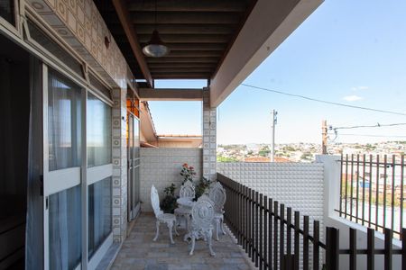 Casa à venda com 239m², 4 quartos e 4 vagas Casa à venda com 239m², 4 quartos e 4 vagasVaranda