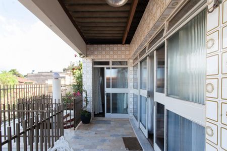 Casa à venda com 239m², 4 quartos e 4 vagas Casa à venda com 239m², 4 quartos e 4 vagasVaranda