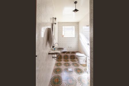 Casa à venda com 239m², 4 quartos e 4 vagas Casa à venda com 239m², 4 quartos e 4 vagasBanheiro Social