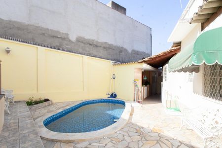Casa à venda com 239m², 4 quartos e 4 vagas Casa à venda com 239m², 4 quartos e 4 vagasPiscina
