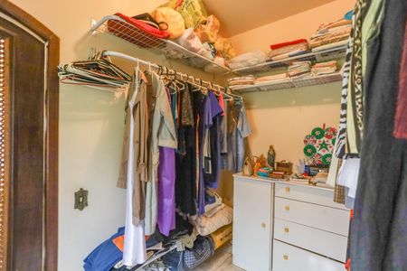 Casa de condomínio para alugar com 700m², 3 quartos e 3 vagas Casa de condomínio para alugar com 700m², 3 quartos e 3 vagasCloset da suíte 3