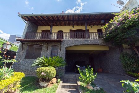 Casa para alugar com 218m², 5 quartos e 3 vagasGaragem e Jardim Frontal