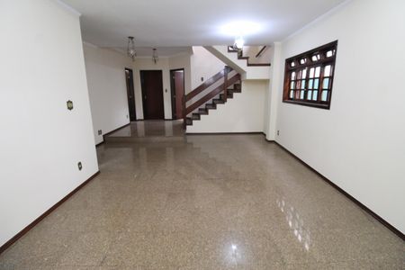Casa para alugar com 196m², 4 quartos e 4 vagasSala
