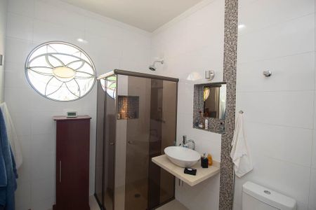 Casa à venda com 329m², 4 quartos e 6 vagasBanheiro da Suíte 1