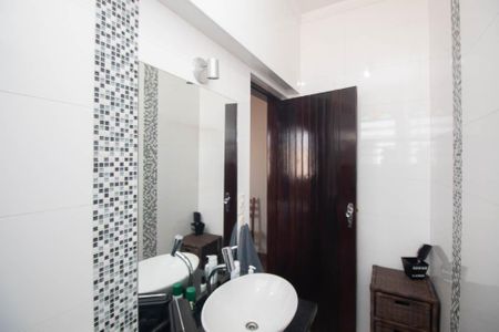 Casa à venda com 329m², 4 quartos e 6 vagasBanheiro da Suíte 2