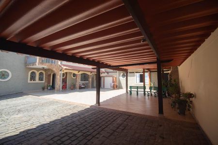 Casa à venda com 329m², 4 quartos e 6 vagasChurrasqueira / Quintal 