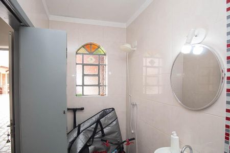 Casa à venda com 329m², 4 quartos e 6 vagasBanheiro 4 