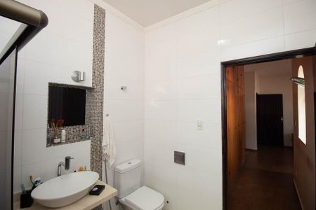 Casa à venda com 329m², 4 quartos e 6 vagasBanheiro da Suíte 1