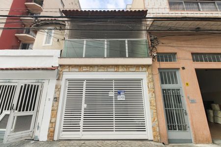 Casa à venda com 120m², 2 quartos e 1 vaga Casa à venda com 120m², 2 quartos e 1 vagaFachada
