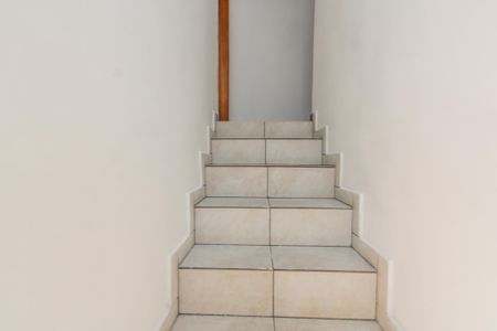 Casa para alugar com 64m², 1 quarto e 1 vaga Casa para alugar com 64m², 1 quarto e 1 vagaEscada