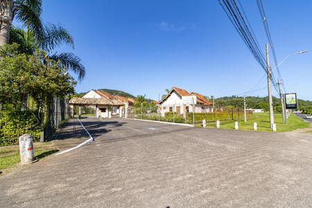 Casa de condomínio à venda com 153m², 3 quartos e 2 vagasEntrada