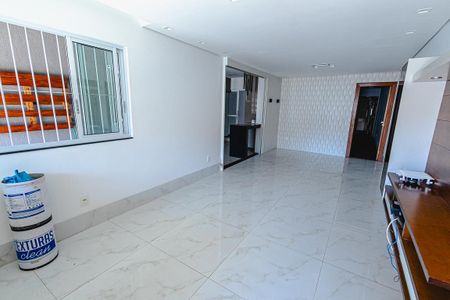 sala de casa à venda com 3 quartos, 150m² em Copacabana, Belo Horizonte