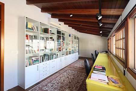Casa à venda com 400m², 4 quartos e 2 vagasBiblioteca