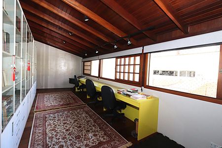 Casa à venda com 400m², 4 quartos e 2 vagasBiblioteca