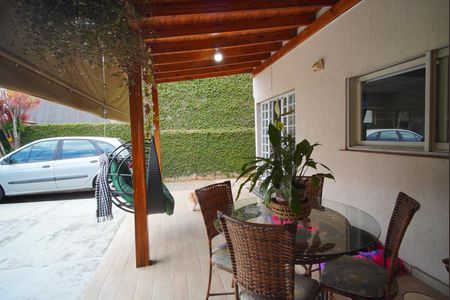 Casa à venda com 300m², 4 quartos e 5 vagasÁrea nos Fundos