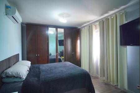 Suíte de casa à venda com 4 quartos, 300m² em Parque Santa Fé, Porto Alegre