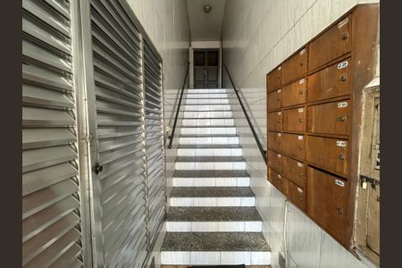 Apartamento para alugar com 75m², 2 quartos e sem vagaEscada de acesso