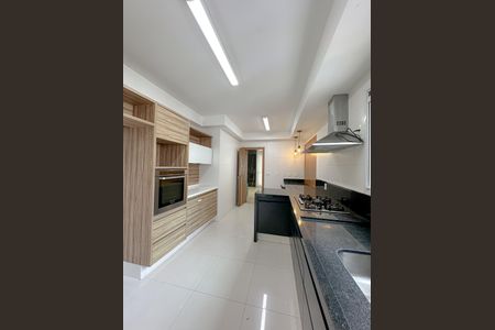 Apartamento à venda com 240m², 4 quartos e 4 vagas Apartamento à venda com 240m², 4 quartos e 4 vagasCozinha