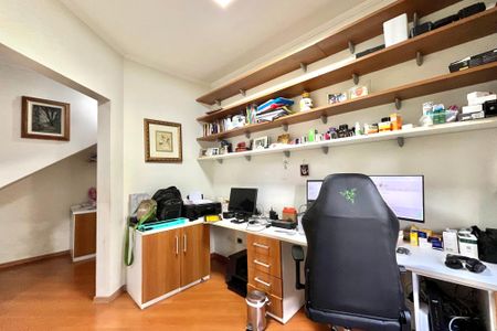 Casa à venda com 296m², 6 quartos e 3 vagas Casa à venda com 296m², 6 quartos e 3 vagasEscritório