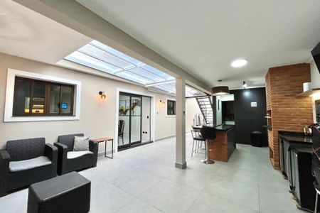 Casa à venda com 296m², 6 quartos e 3 vagas Casa à venda com 296m², 6 quartos e 3 vagasQuintal