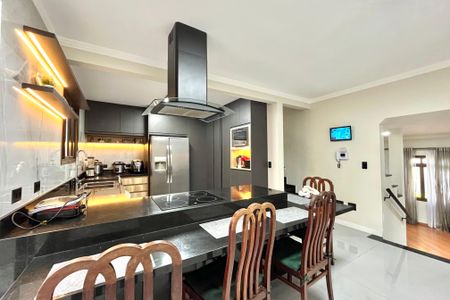 Casa à venda com 296m², 6 quartos e 3 vagas Casa à venda com 296m², 6 quartos e 3 vagasCozinha