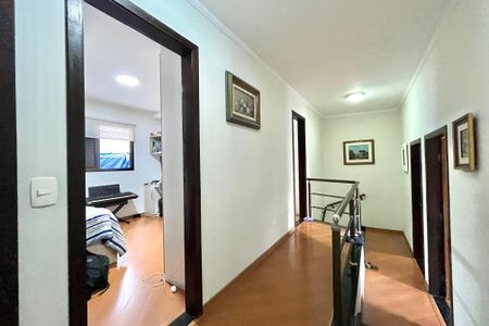 Casa à venda com 296m², 6 quartos e 3 vagas Casa à venda com 296m², 6 quartos e 3 vagasCorredor