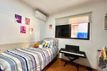 Casa à venda com 296m², 6 quartos e 3 vagas Casa à venda com 296m², 6 quartos e 3 vagasQuarto 4