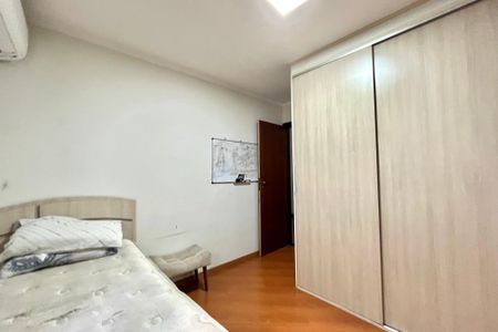 Casa à venda com 296m², 6 quartos e 3 vagas Casa à venda com 296m², 6 quartos e 3 vagasQuarto 3