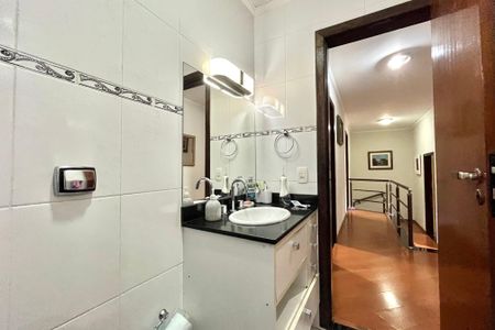 Casa à venda com 296m², 6 quartos e 3 vagas Casa à venda com 296m², 6 quartos e 3 vagasBanheiro Corredor