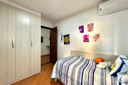 Casa à venda com 296m², 6 quartos e 3 vagas Casa à venda com 296m², 6 quartos e 3 vagasQuarto 4