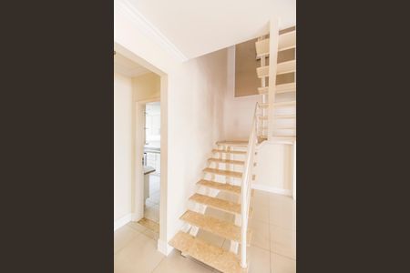 Casa de condomínio à venda com 190m², 3 quartos e 5 vagas Casa de condomínio à venda com 190m², 3 quartos e 5 vagasEscada