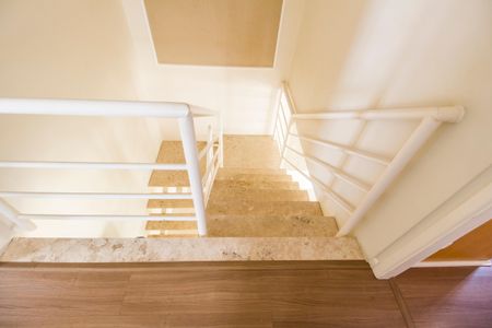 Casa de condomínio à venda com 190m², 3 quartos e 5 vagas Casa de condomínio à venda com 190m², 3 quartos e 5 vagasEscada