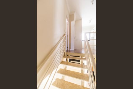 Casa de condomínio à venda com 190m², 3 quartos e 5 vagas Casa de condomínio à venda com 190m², 3 quartos e 5 vagasEscada