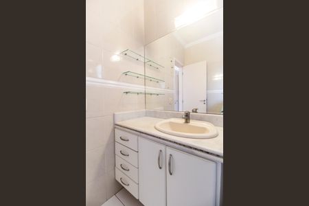 Casa de condomínio à venda com 190m², 3 quartos e 5 vagas Casa de condomínio à venda com 190m², 3 quartos e 5 vagasBanheiro da Suíte