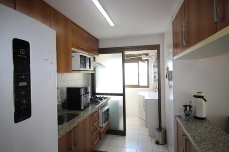 Cozinha de apartamento à venda com 2 quartos, 72m² em Passo da Areia, Porto Alegre